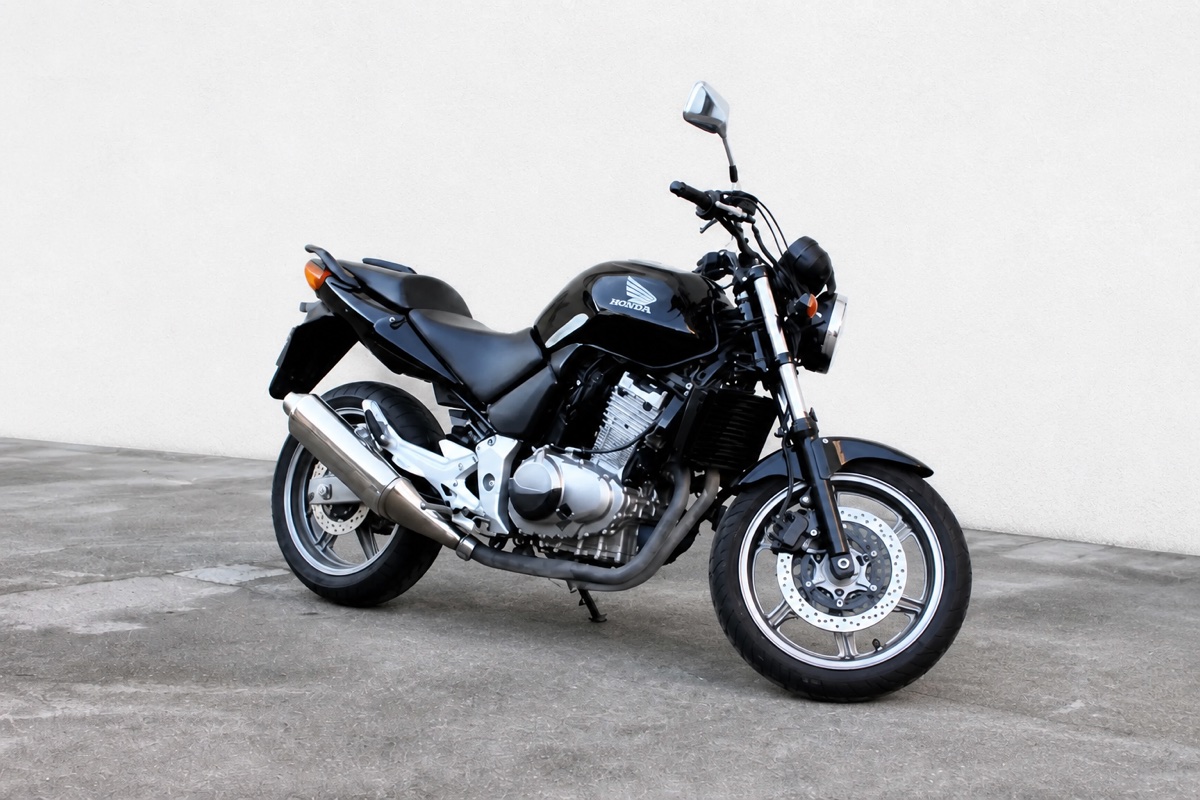 Motociclo preto de instrução para a categoria A