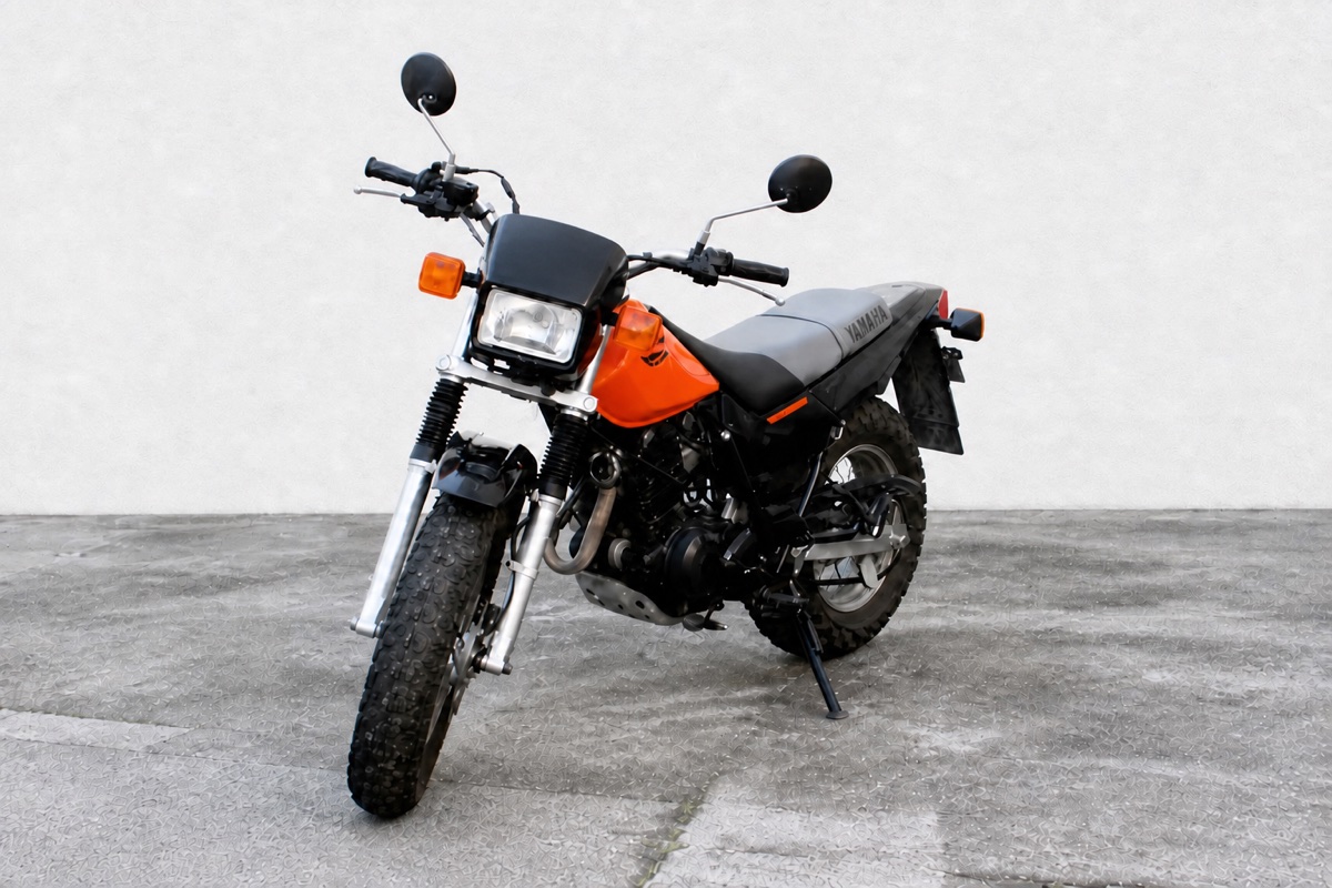 Motociclo laranja de instrução para a categoria A1